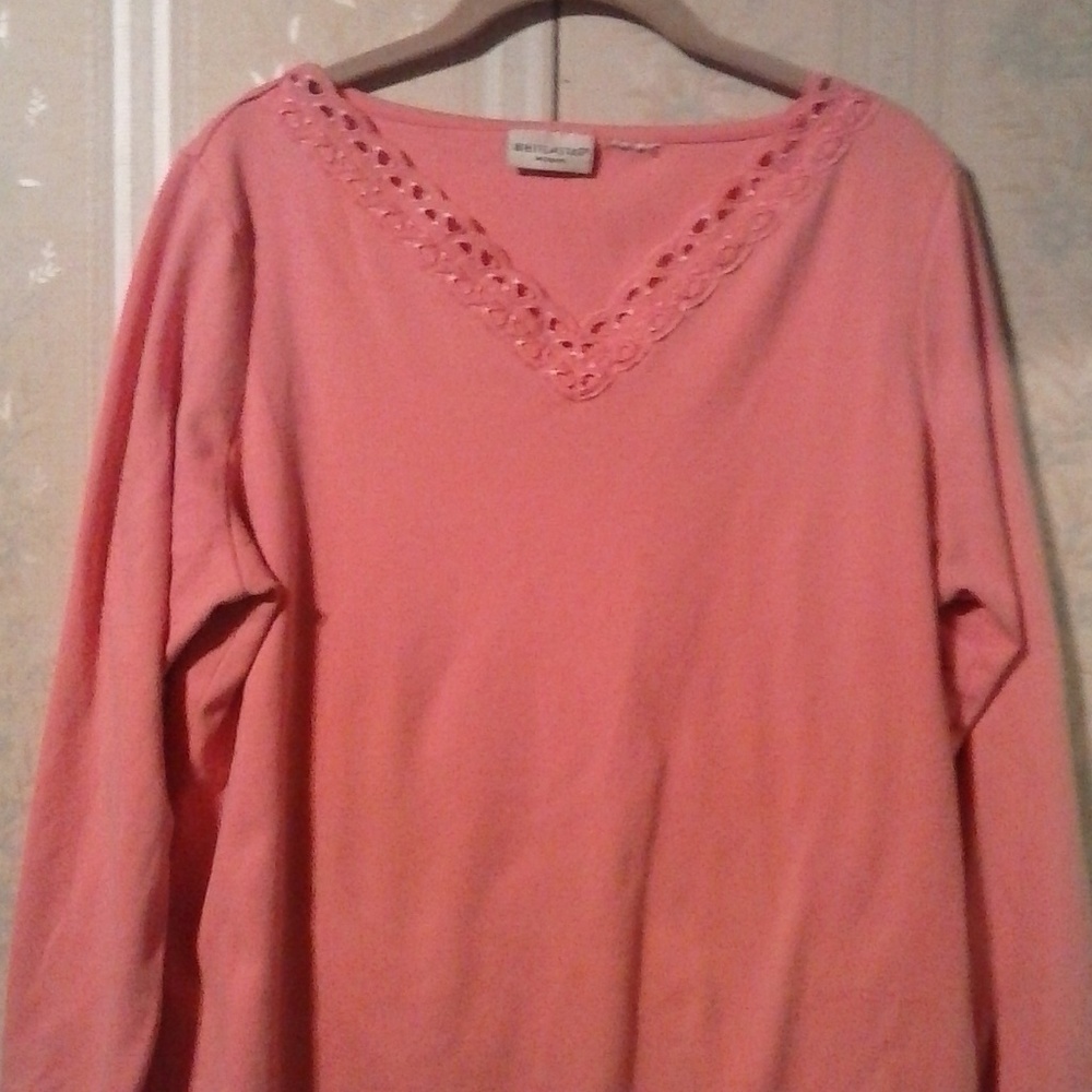 WHITE STAG WOMEN'S PINK SCALLOPED V-NECK TOP